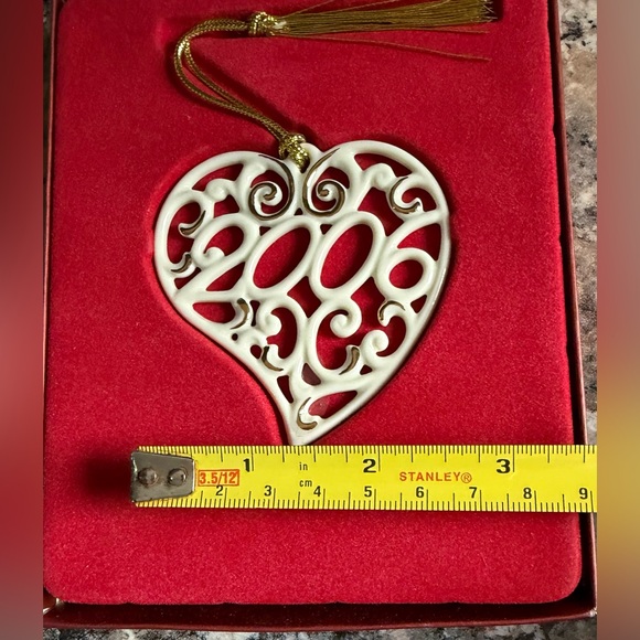 2006-Heart - BoxedA Year To Remember Ornamentby LENOX